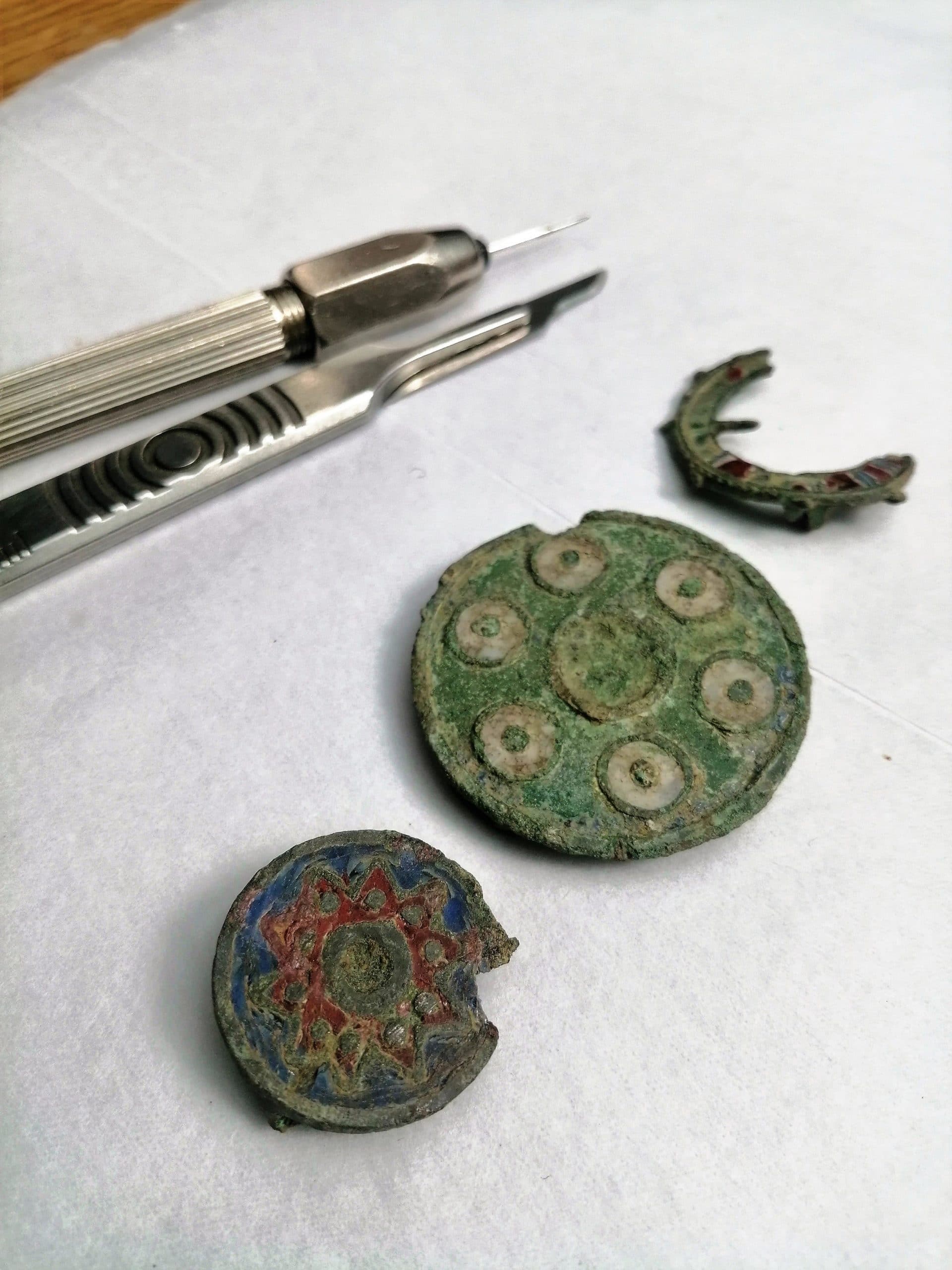 ancient roman brooches