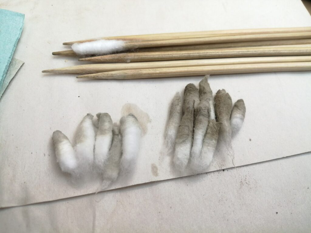 Cotton wool swabs after cleaning. Left: water, right: acetone.